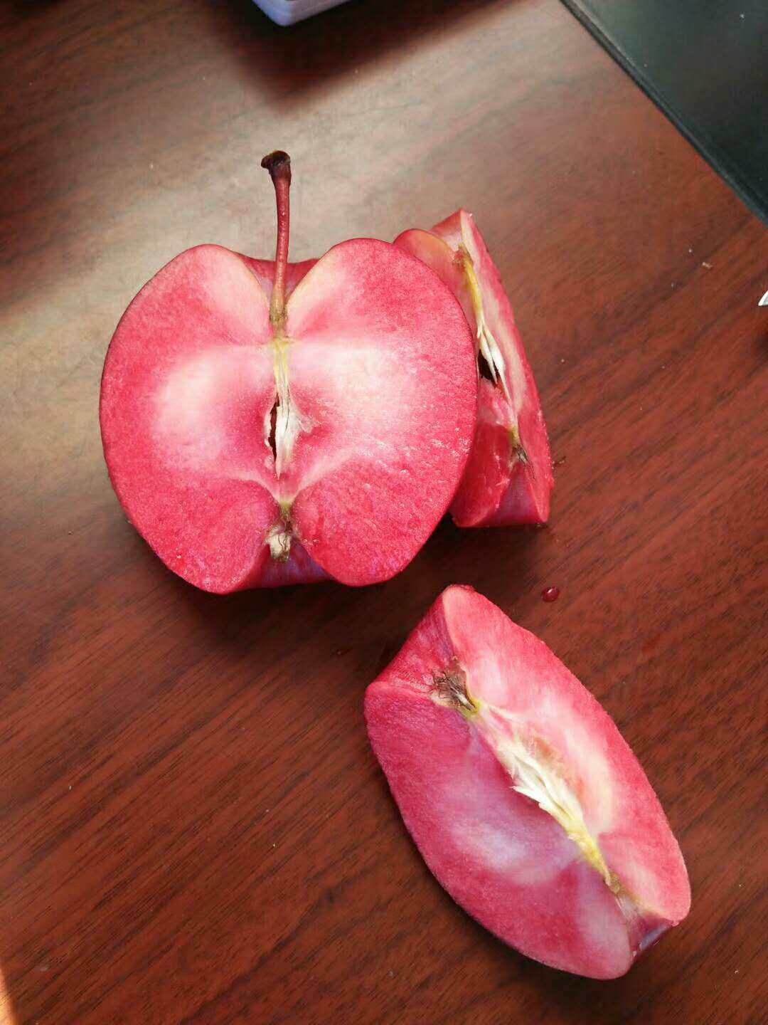 红肉苹果