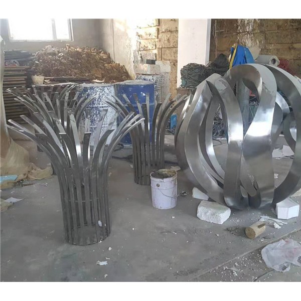 威海某园区不锈钢雕塑高1.8m