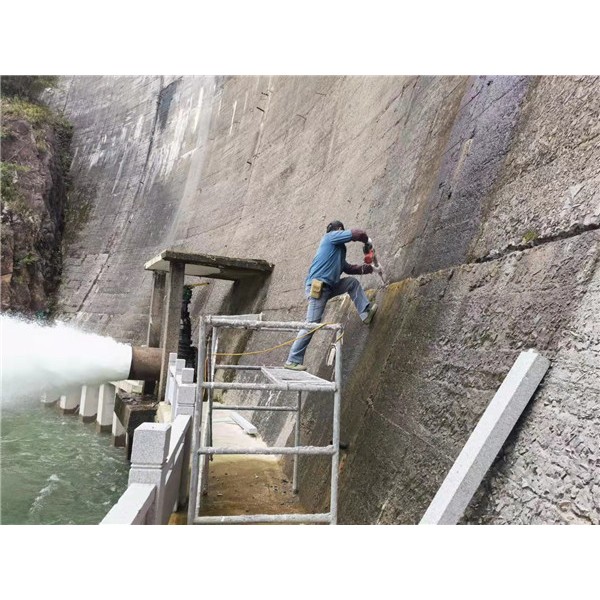 水库大坝渗水补漏