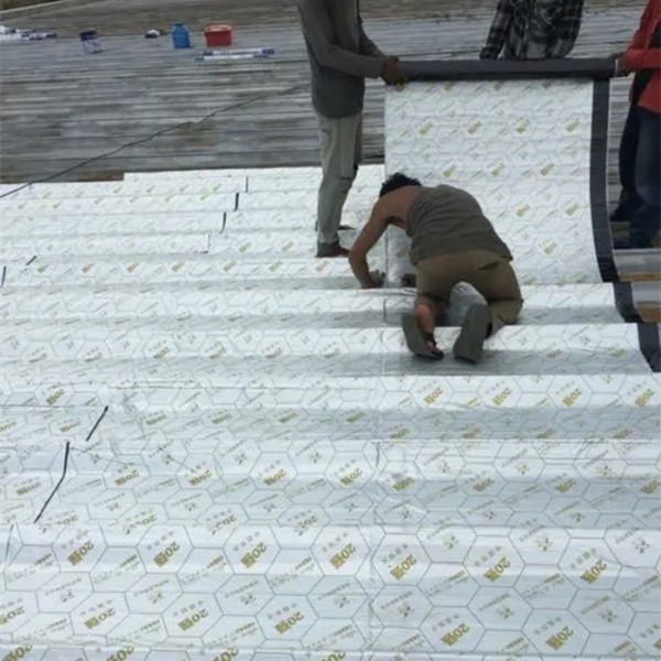 彩钢顶自粘卷材施工
