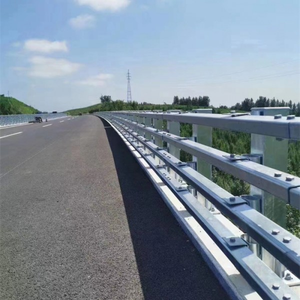 桥梁防撞护栏