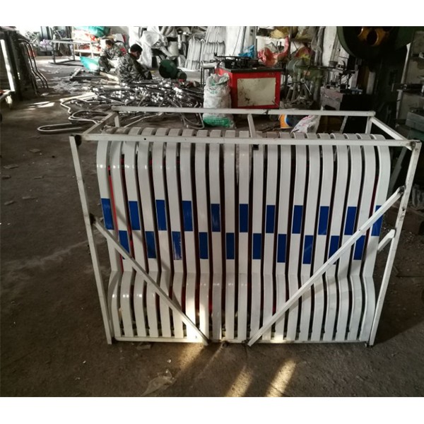 伸缩活动护栏