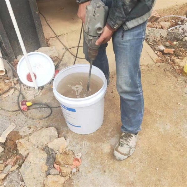 墙面起皮起砂脱落怎么处理？晨中墙砼剂现场施工